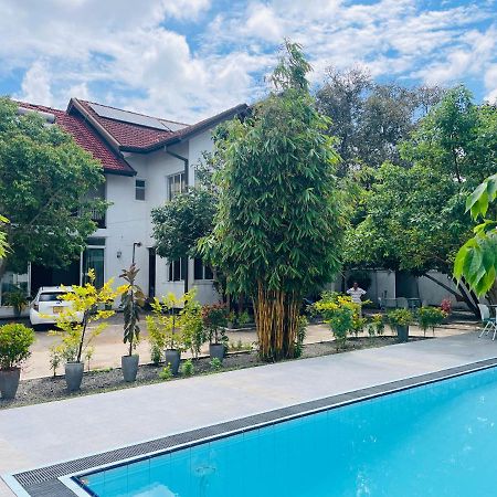 Aradhana Airport Transit Hotel Katunayaka Exterior photo