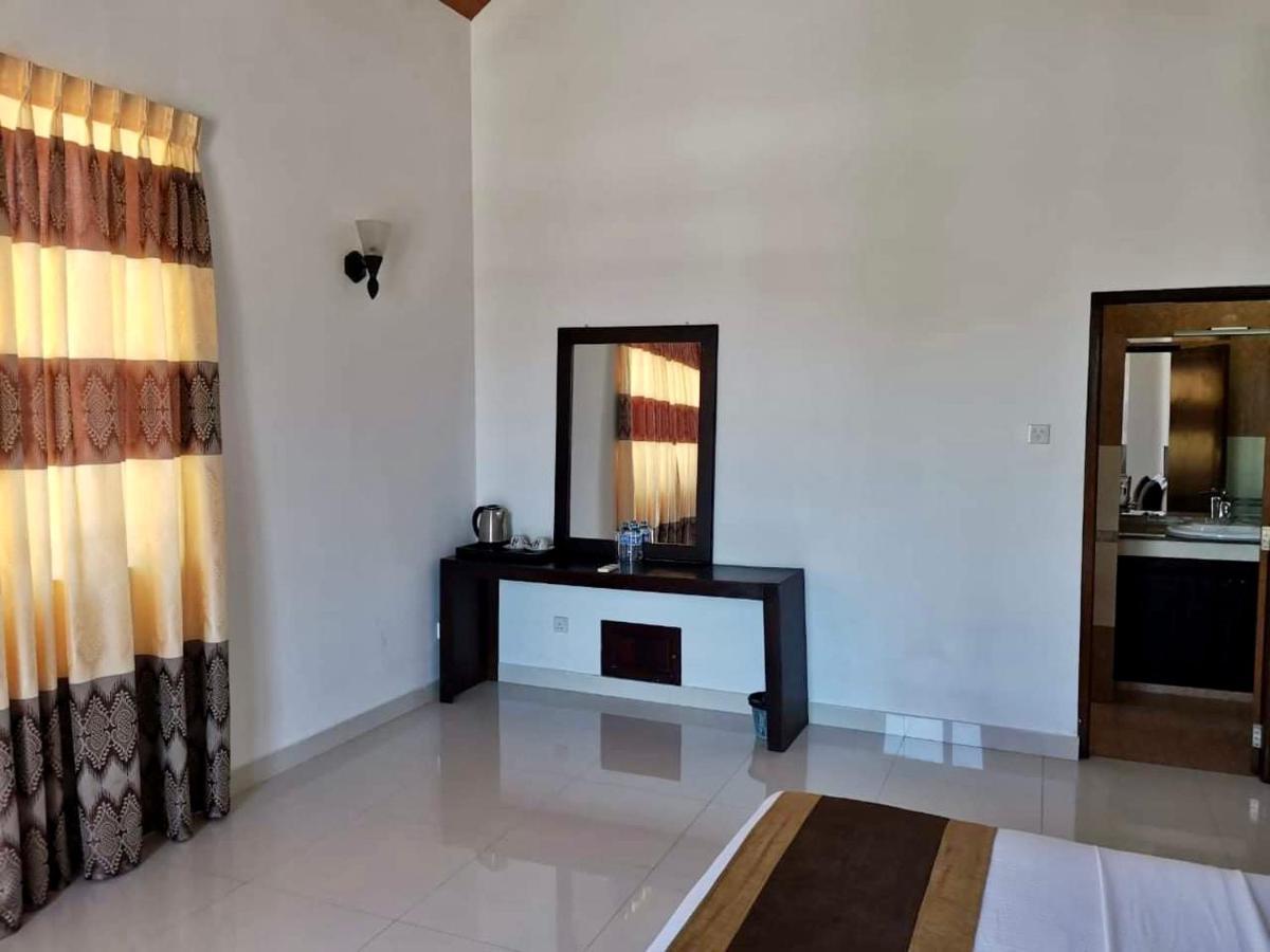 Aradhana Airport Transit Hotel Katunayaka Exterior photo