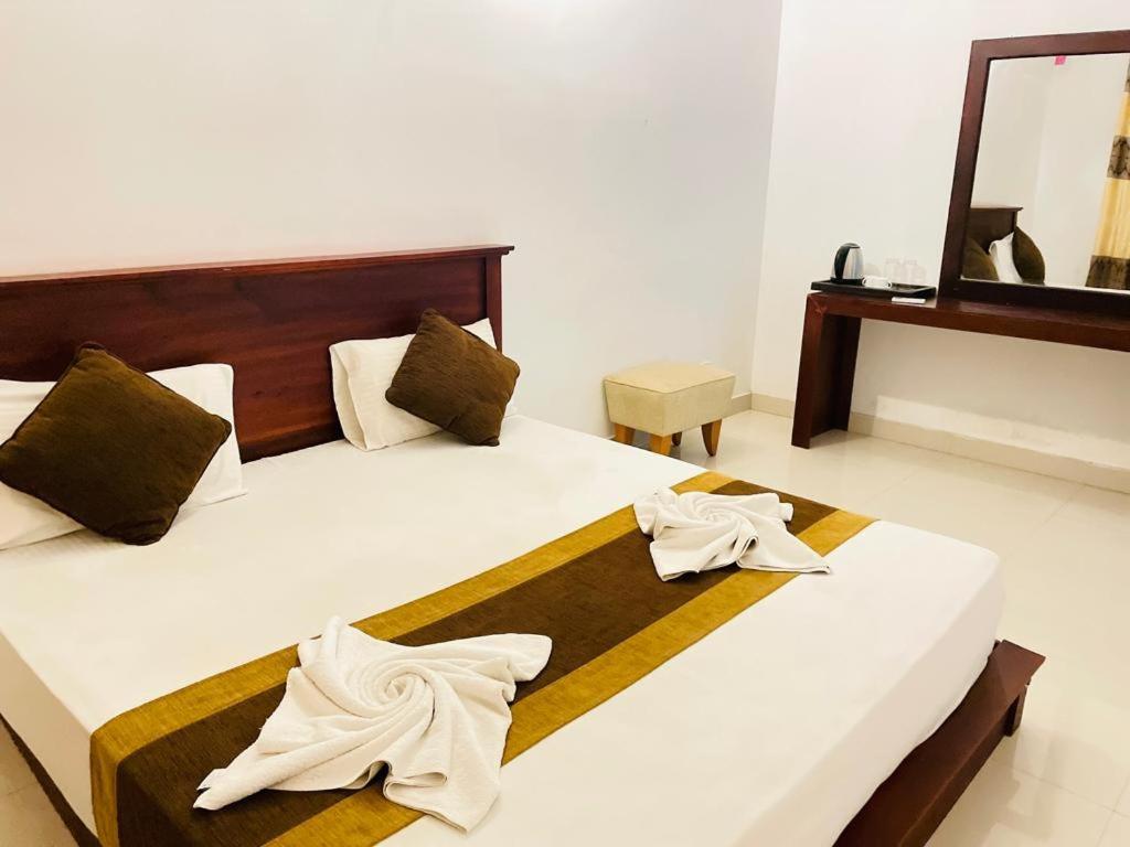 Aradhana Airport Transit Hotel Katunayaka Exterior photo