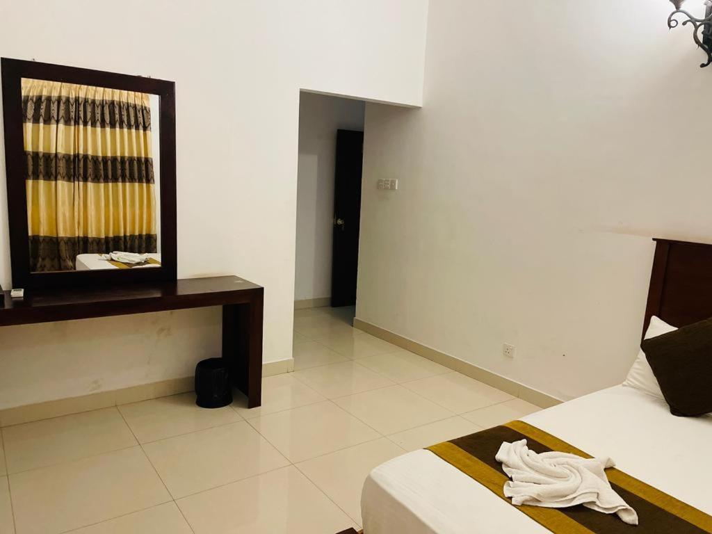 Aradhana Airport Transit Hotel Katunayaka Exterior photo