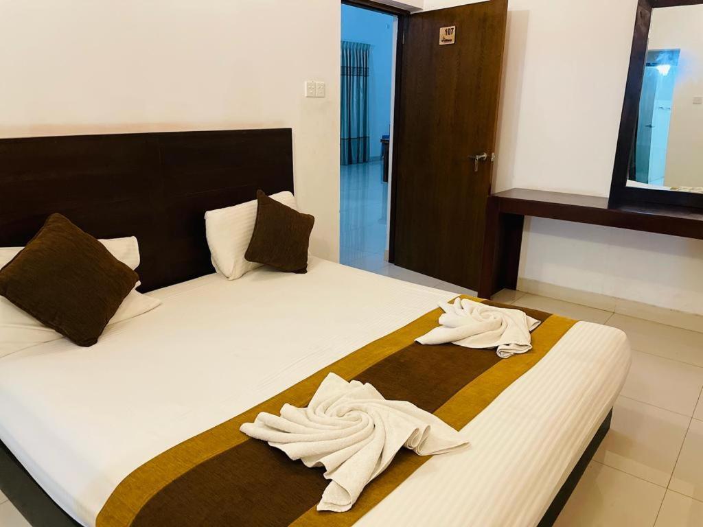 Aradhana Airport Transit Hotel Katunayaka Exterior photo